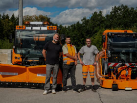 Gut aufgestellt für alle möglichen Aufgaben sommers wie winters: Burgthanns Bürgermeister Rainer Bock, Bauhofleiter Thomas Dotzer und Mitarbeiter Frank Müller begutachten die neuen Multifunktionsfahrzeuge.