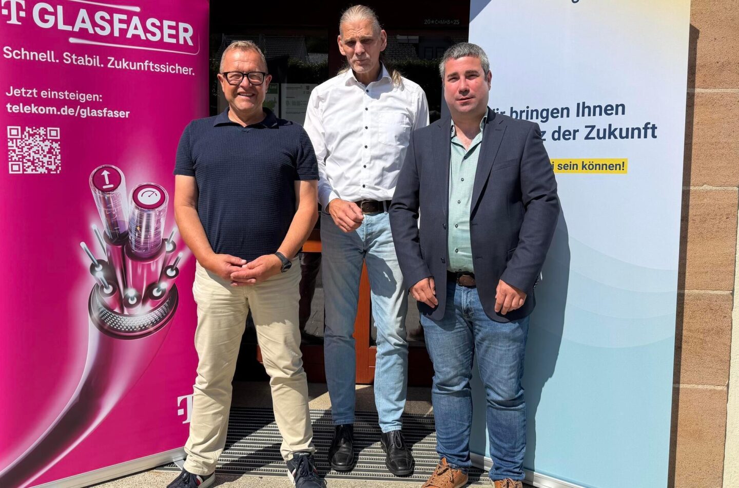 Das Bild zeigt Bürgermeister Klaus Albrecht, Thomas Peter Vollrath, Kommunalberater Glasfaser bei der Telekom, und Geschäftsleiter Andreas Funk (von links).
