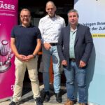 Das Bild zeigt Bürgermeister Klaus Albrecht, Thomas Peter Vollrath, Kommunalberater Glasfaser bei der Telekom, und Geschäftsleiter Andreas Funk (von links).