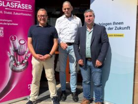 Das Bild zeigt Bürgermeister Klaus Albrecht, Thomas Peter Vollrath, Kommunalberater Glasfaser bei der Telekom, und Geschäftsleiter Andreas Funk (von links).
