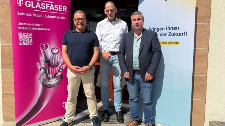 Das Bild zeigt Bürgermeister Klaus Albrecht, Thomas Peter Vollrath, Kommunalberater Glasfaser bei der Telekom, und Geschäftsleiter Andreas Funk (von links).