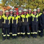 Das Bild zeigt die Teilnehmer (von links) Stefan Raum, Jonas Sperber, Lukas Morner, Kit Paesrithong, Patrick Raum, Gerd Heckel, Jürgen Friedl, Sabine Giesler und Niklas Bammler mit dem Kreisbrandinspektor, dem Kreisbrandmeister und den Schiedsrichtern.