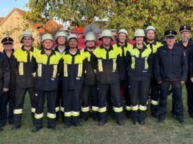 Das Bild zeigt die Teilnehmer (von links) Stefan Raum, Jonas Sperber, Lukas Morner, Kit Paesrithong, Patrick Raum, Gerd Heckel, Jürgen Friedl, Sabine Giesler und Niklas Bammler mit dem Kreisbrandinspektor, dem Kreisbrandmeister und den Schiedsrichtern.