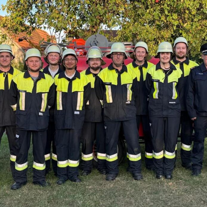 Das Bild zeigt die Teilnehmer (von links) Stefan Raum, Jonas Sperber, Lukas Morner, Kit Paesrithong, Patrick Raum, Gerd Heckel, Jürgen Friedl, Sabine Giesler und Niklas Bammler mit dem Kreisbrandinspektor, dem Kreisbrandmeister und den Schiedsrichtern.