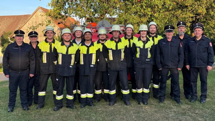 Das Bild zeigt die Teilnehmer (von links) Stefan Raum, Jonas Sperber, Lukas Morner, Kit Paesrithong, Patrick Raum, Gerd Heckel, Jürgen Friedl, Sabine Giesler und Niklas Bammler mit dem Kreisbrandinspektor, dem Kreisbrandmeister und den Schiedsrichtern.
