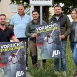 Die Vertreter der CSU Engelthal mit den Plakaten zum Schulstart.