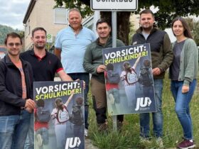 Die Vertreter der CSU Engelthal mit den Plakaten zum Schulstart.