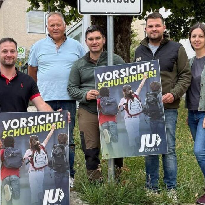 Die Vertreter der CSU Engelthal mit den Plakaten zum Schulstart.