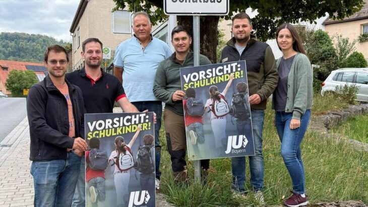 Die Vertreter der CSU Engelthal mit den Plakaten zum Schulstart.