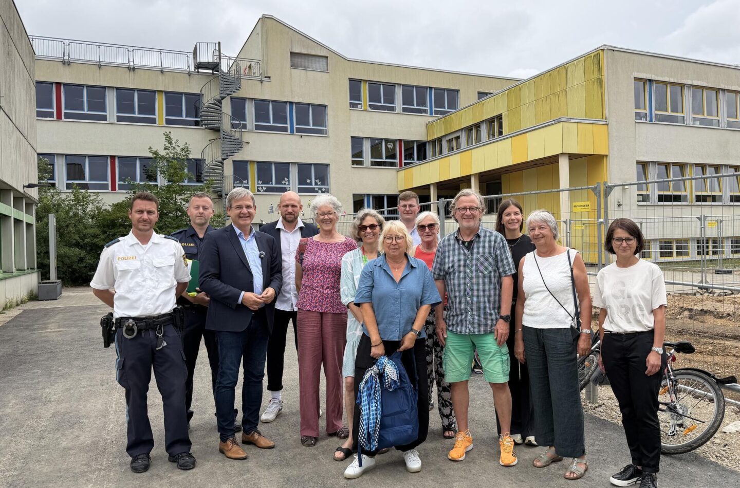 Die erste Gruppe der ehrenamtlichen Schulweghelfer mit ihren Ausbildern Sebastian Schmidt von der Polizei Lauf und Michael Vogel von der Polizei Hersbruck, Bürgermeister Robert Ilg (von links), Grundschulrektorin Ulrike Hölzel (Sechste von links) sowie Vertretern der Stadtverwaltung.