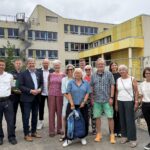 Die erste Gruppe der ehrenamtlichen Schulweghelfer mit ihren Ausbildern Sebastian Schmidt von der Polizei Lauf und Michael Vogel von der Polizei Hersbruck, Bürgermeister Robert Ilg (von links), Grundschulrektorin Ulrike Hölzel (Sechste von links) sowie Vertretern der Stadtverwaltung.