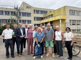 Die erste Gruppe der ehrenamtlichen Schulweghelfer mit ihren Ausbildern Sebastian Schmidt von der Polizei Lauf und Michael Vogel von der Polizei Hersbruck, Bürgermeister Robert Ilg (von links), Grundschulrektorin Ulrike Hölzel (Sechste von links) sowie Vertretern der Stadtverwaltung.