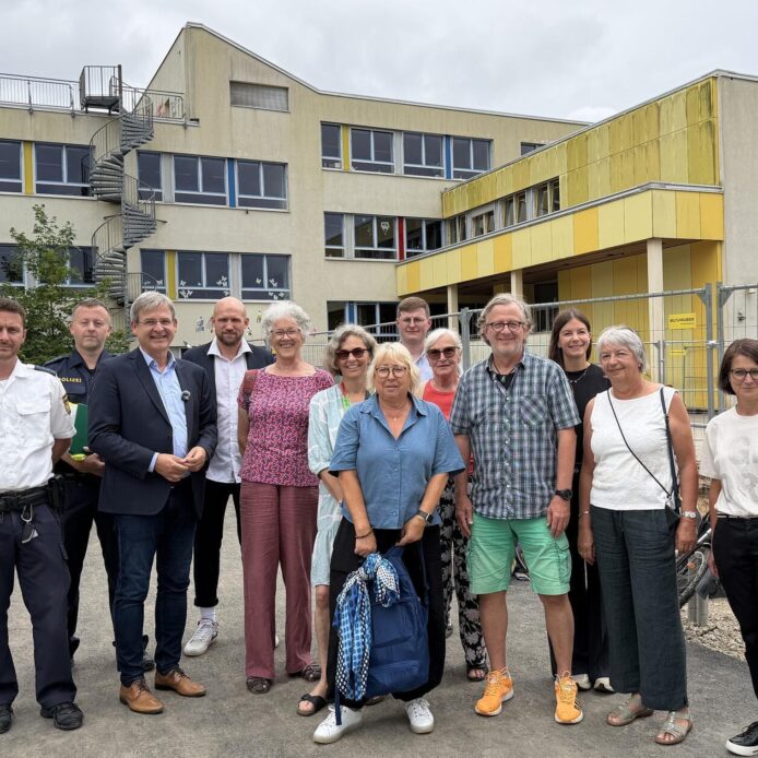 Die erste Gruppe der ehrenamtlichen Schulweghelfer mit ihren Ausbildern Sebastian Schmidt von der Polizei Lauf und Michael Vogel von der Polizei Hersbruck, Bürgermeister Robert Ilg (von links), Grundschulrektorin Ulrike Hölzel (Sechste von links) sowie Vertretern der Stadtverwaltung.