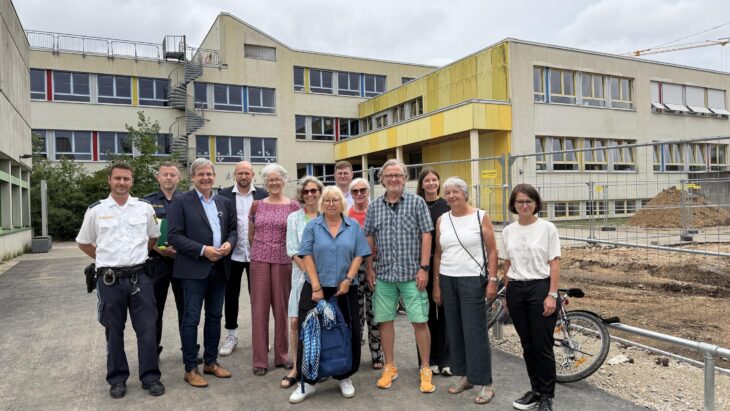 Die erste Gruppe der ehrenamtlichen Schulweghelfer mit ihren Ausbildern Sebastian Schmidt von der Polizei Lauf und Michael Vogel von der Polizei Hersbruck, Bürgermeister Robert Ilg (von links), Grundschulrektorin Ulrike Hölzel (Sechste von links) sowie Vertretern der Stadtverwaltung.