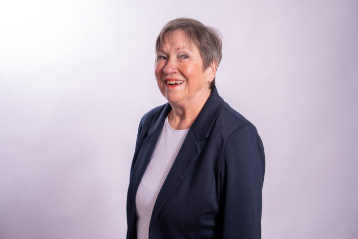 Karola Hagen-Brosche bleibt Seniorenbeauftragte in Schwaig.