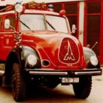 Ein Glanzstück ist das alte Tanklöschfahrzeug, das in diesem Jahr seinen 70. Geburtstag feiert und in einer kleinen Vorführung seine Einsatztauglichkeit beweist.