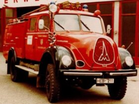 Ein Glanzstück ist das alte Tanklöschfahrzeug, das in diesem Jahr seinen 70. Geburtstag feiert und in einer kleinen Vorführung seine Einsatztauglichkeit beweist.