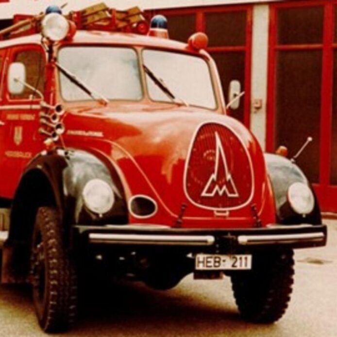 Ein Glanzstück ist das alte Tanklöschfahrzeug, das in diesem Jahr seinen 70. Geburtstag feiert und in einer kleinen Vorführung seine Einsatztauglichkeit beweist.