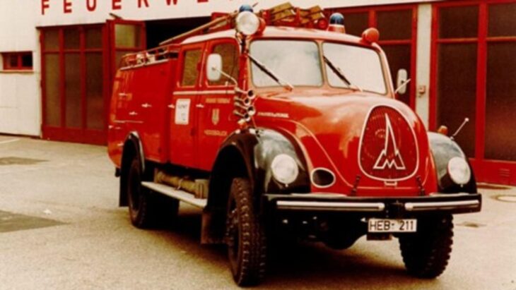 Ein Glanzstück ist das alte Tanklöschfahrzeug, das in diesem Jahr seinen 70. Geburtstag feiert und in einer kleinen Vorführung seine Einsatztauglichkeit beweist.