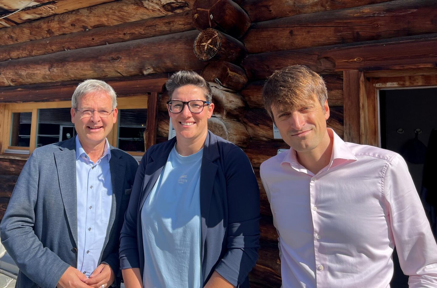 Freuen sich über die künftig noch engere Kooperation von Volkshochschule und Fackelmann-Therme: VHS-Leiter Felix Steffan und Thermen-Betriebsleiterin Lena Schleyer mit Bürgermeister Robert Ilg.