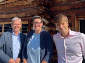 Freuen sich über die künftig noch engere Kooperation von Volkshochschule und Fackelmann-Therme: VHS-Leiter Felix Steffan und Thermen-Betriebsleiterin Lena Schleyer mit Bürgermeister Robert Ilg.
