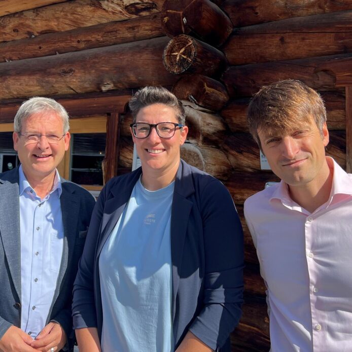 Freuen sich über die künftig noch engere Kooperation von Volkshochschule und Fackelmann-Therme: VHS-Leiter Felix Steffan und Thermen-Betriebsleiterin Lena Schleyer mit Bürgermeister Robert Ilg.