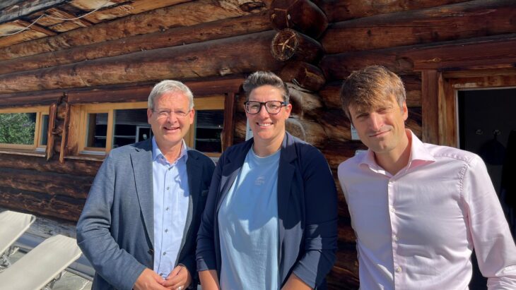 Freuen sich über die künftig noch engere Kooperation von Volkshochschule und Fackelmann-Therme: VHS-Leiter Felix Steffan und Thermen-Betriebsleiterin Lena Schleyer mit Bürgermeister Robert Ilg.