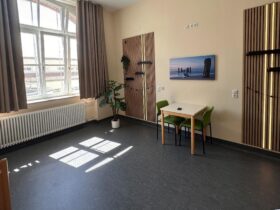 Gesundheits- und Krankenpfleger David Wüthrich hat im Rahmen seiner Projektarbeit ein Patientenzimmer in der Aufnahmestation so umgestaltet, dass es Ruhe und Wohlfühlatmosphäre ausstrahlt.