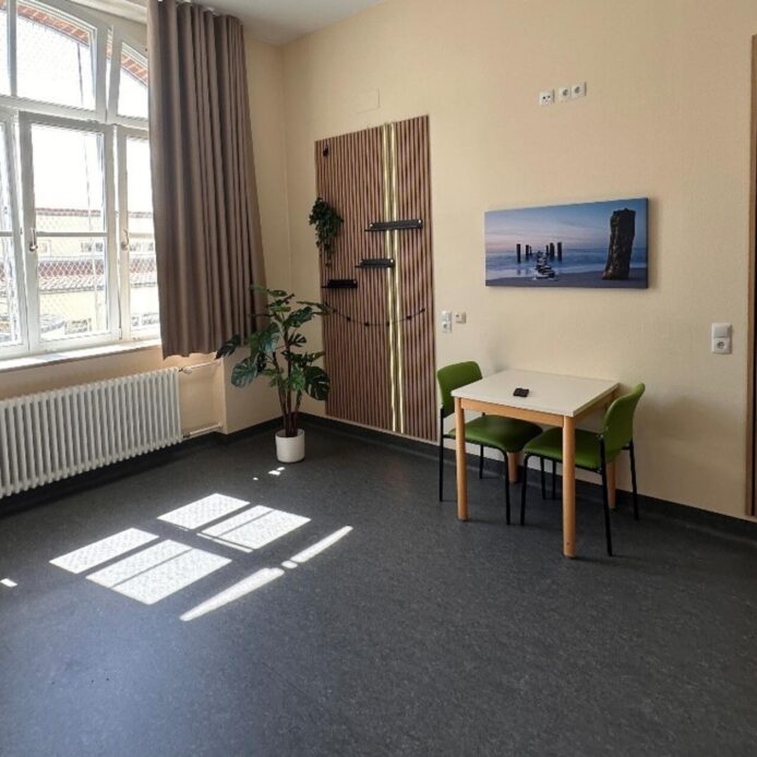 Gesundheits- und Krankenpfleger David Wüthrich hat im Rahmen seiner Projektarbeit ein Patientenzimmer in der Aufnahmestation so umgestaltet, dass es Ruhe und Wohlfühlatmosphäre ausstrahlt.