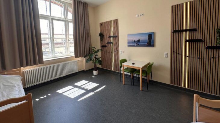 Gesundheits- und Krankenpfleger David Wüthrich hat im Rahmen seiner Projektarbeit ein Patientenzimmer in der Aufnahmestation so umgestaltet, dass es Ruhe und Wohlfühlatmosphäre ausstrahlt.