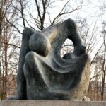 Diese Skulptur hat Vittore Bocchetta Hersbruck hinterlassen und zählt zu seinem künstlerischen Erbe.