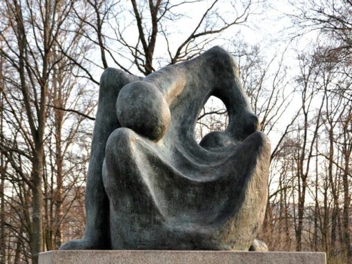 Diese Skulptur hat Vittore Bocchetta Hersbruck hinterlassen und zählt zu seinem künstlerischen Erbe.