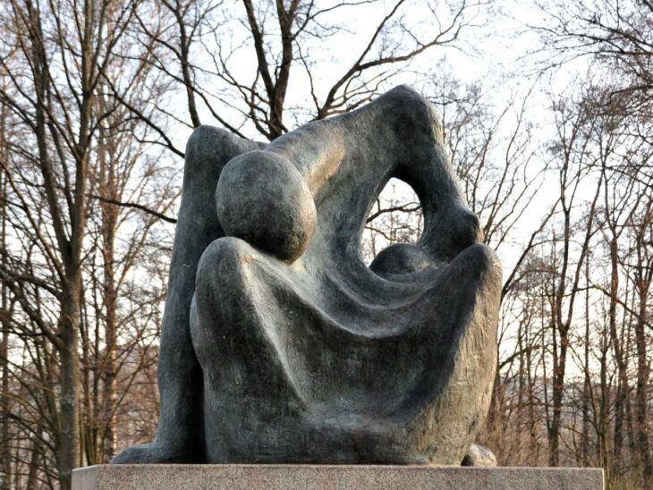 Diese Skulptur hat Vittore Bocchetta Hersbruck hinterlassen und zählt zu seinem künstlerischen Erbe.