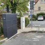 In dem Ladeschrank am Parkplatz Nürnberger Straße (links im Bild) kann man den Akku des E-Bikes kostenlos aufladen.