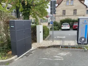 In dem Ladeschrank am Parkplatz Nürnberger Straße (links im Bild) kann man den Akku des E-Bikes kostenlos aufladen.
