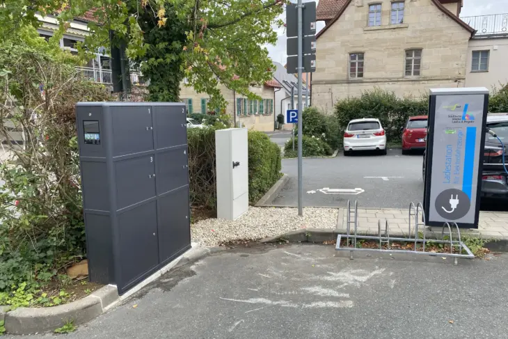 In dem Ladeschrank am Parkplatz Nürnberger Straße (links im Bild) kann man den Akku des E-Bikes kostenlos aufladen.