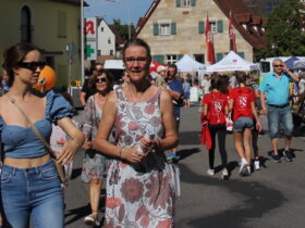 Schlendern, schauen, probieren: Der Tag der Regionen - hier eine Aufnahme aus Leinburg im Jahr 2023 - ist jedes Jahr ein Besuchermagnet. Foto: Fabian Schell