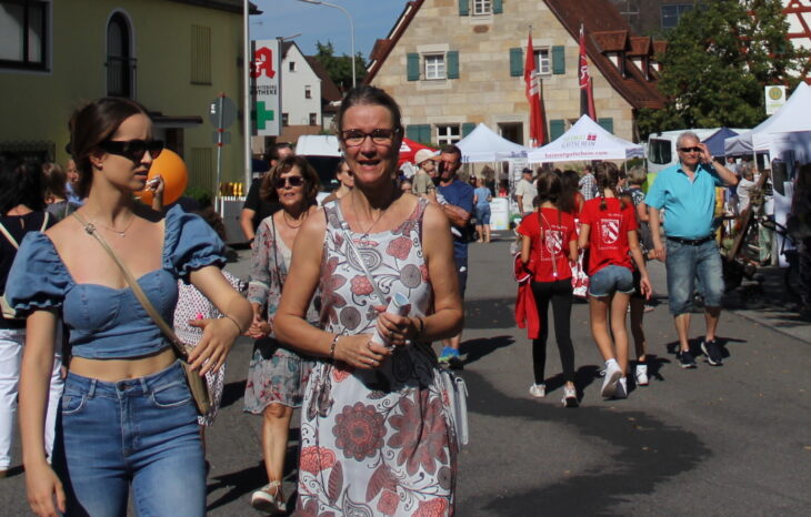 Schlendern, schauen, probieren: Der Tag der Regionen - hier eine Aufnahme aus Leinburg im Jahr 2023 - ist jedes Jahr ein Besuchermagnet. Foto: Fabian Schell