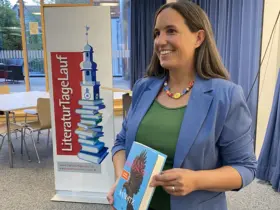 Dr. Ina Gombert, die Organisatorin der Laufer Literaturtage, bei der Vorstellung des diesjährigen Programms.