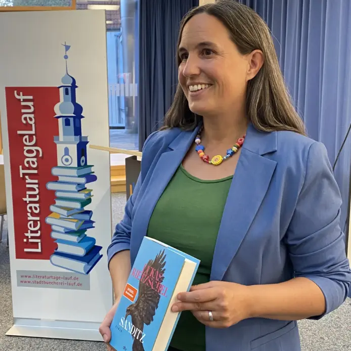 Dr. Ina Gombert, die Organisatorin der Laufer Literaturtage, bei der Vorstellung des diesjährigen Programms.