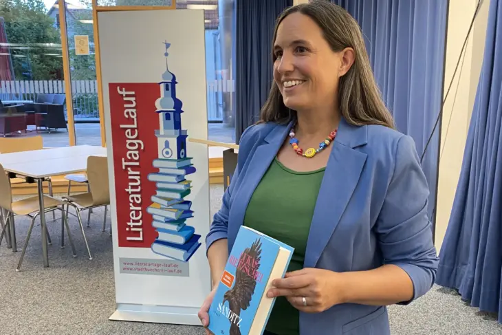 Dr. Ina Gombert, die Organisatorin der Laufer Literaturtage, bei der Vorstellung des diesjährigen Programms.