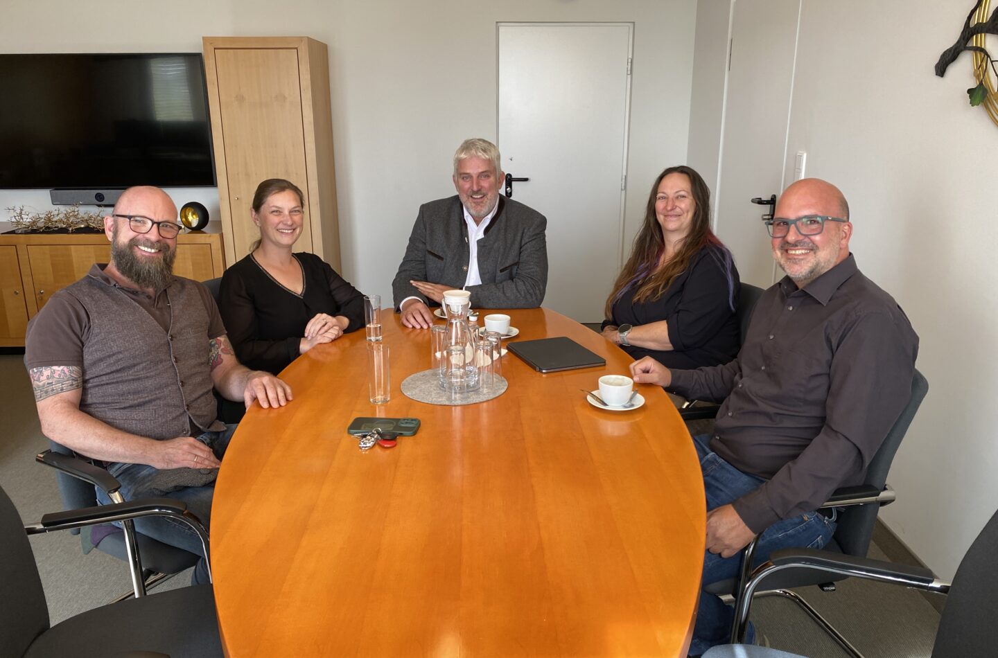 Bürgermeister Thomas Lang (Mitte) mit den neuen Schulleitungen der Laufer Bertleinmittelschule, von links, Alexander Haas und seine kommissarische Stellvertreterin Sonja Salb, und der Kunigundenmittelschule, von links, stv. Schulleiterin Lisa Albert und Schulleiter Holger Wunderlich.