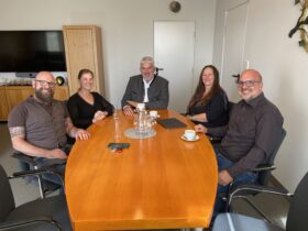Bürgermeister Thomas Lang (Mitte) mit den neuen Schulleitungen der Laufer Bertleinmittelschule, von links, Alexander Haas und seine kommissarische Stellvertreterin Sonja Salb, und der Kunigundenmittelschule, von links, stv. Schulleiterin Lisa Albert und Schulleiter Holger Wunderlich.