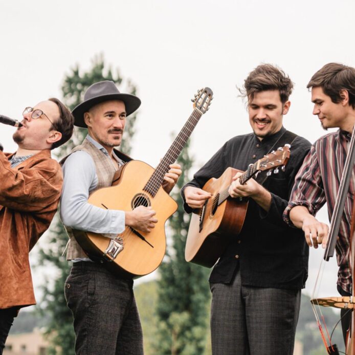 Wenn das lebendige „Moritz Weiß Klezmer Trio“ mit Simon Reithofer
 aufspielt, fliegen die Funken.