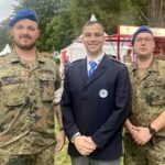 Jörn Rechenburg (Mitte) von der Wasserwacht Weißenbrunn beim Bürgerfest in Bonn. Umrahmt wird er von zwei Vertretern des Bundeswehr-Sanitätsdienstes.