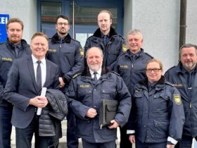 Norbert Dünkel (links) trifft sich regelmäßig mit den Dienstellenleitern der Polizeiinspektionen im Landkreis, wie hier in Lauf, um sich über die Sicherheitslage in der Region zu informieren. Diese ist aktuell so gut wie seit zehn Jahren nicht mehr.