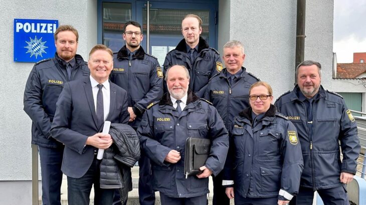 Norbert Dünkel (links) trifft sich regelmäßig mit den Dienstellenleitern der Polizeiinspektionen im Landkreis, wie hier in Lauf, um sich über die Sicherheitslage in der Region zu informieren. Diese ist aktuell so gut wie seit zehn Jahren nicht mehr.
