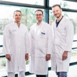 Prof. Dr. Arnholdt (Mitte) mit seinen Kollegen, dem geschäftsführenden Oberarzt Dr. Stefan Schnürer (links), und dem leitenden Oberarzt Dr. Maximilian Lerchenberger. Im Endoprothetikzentrum arbeitet ein qualifiziertes Team aus spezialisierten Ärzten sowie Pflegekräften, Therapeuten sowie weiteren Fachdisziplinen eng zusammen.