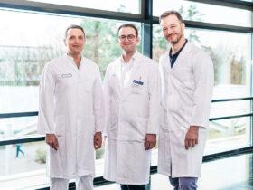 Prof. Dr. Arnholdt (Mitte) mit seinen Kollegen, dem geschäftsführenden Oberarzt Dr. Stefan Schnürer (links), und dem leitenden Oberarzt Dr. Maximilian Lerchenberger. Im Endoprothetikzentrum arbeitet ein qualifiziertes Team aus spezialisierten Ärzten sowie Pflegekräften, Therapeuten sowie weiteren Fachdisziplinen eng zusammen.