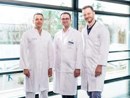 Prof. Dr. Arnholdt (Mitte) mit seinen Kollegen, dem geschäftsführenden Oberarzt Dr. Stefan Schnürer (links), und dem leitenden Oberarzt Dr. Maximilian Lerchenberger. Im Endoprothetikzentrum arbeitet ein qualifiziertes Team aus spezialisierten Ärzten sowie Pflegekräften, Therapeuten sowie weiteren Fachdisziplinen eng zusammen.